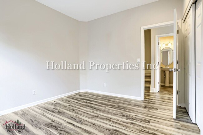Building Photo - 4914 NW Huserik Dr