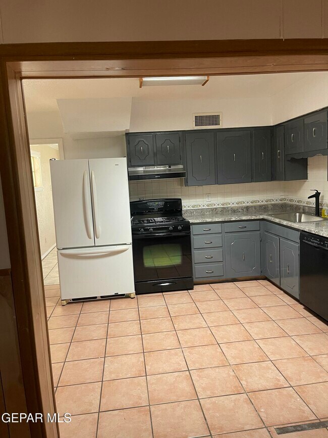 Building Photo - 252 Trinity Pl