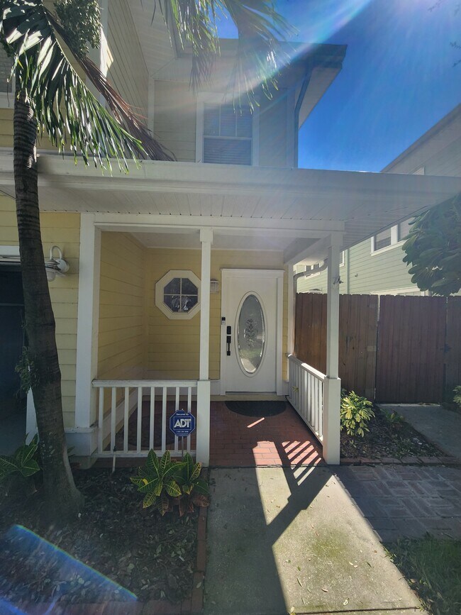 Building Photo - 402 S Willow Ave