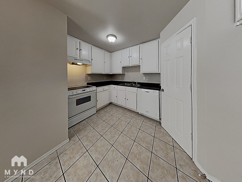 Building Photo - 314 Queens Ct N