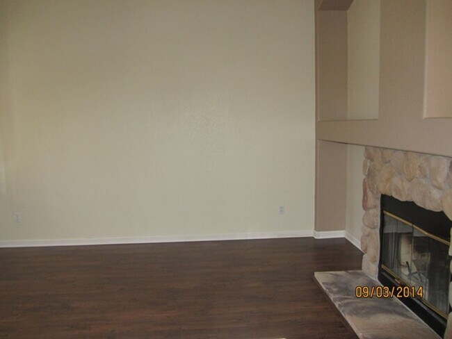 Building Photo - 858 Laurel Dr