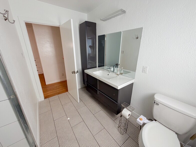 Building Photo - 925 Park Paseo