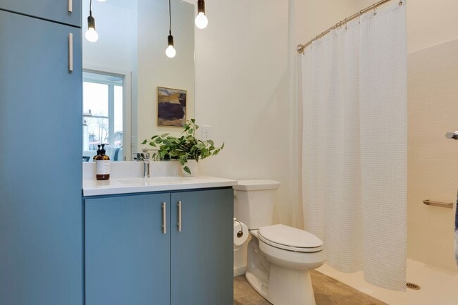 Building Photo - Professional Coliving - Private Room & Wal...