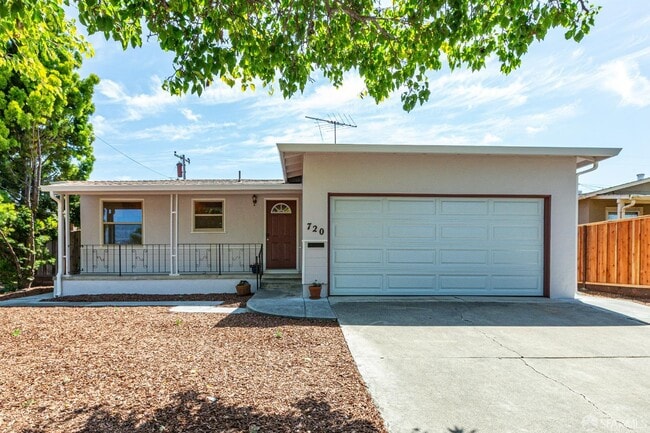 Building Photo - 720 Santa Paula Ave