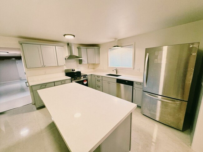 Building Photo - Gorgeous 5-Bed, 2-Bath Two Story Home in T...