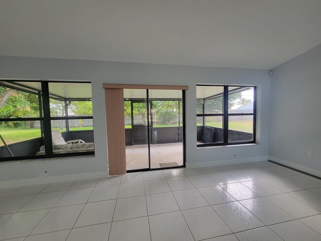 Building Photo - 2050 SE Camilo St