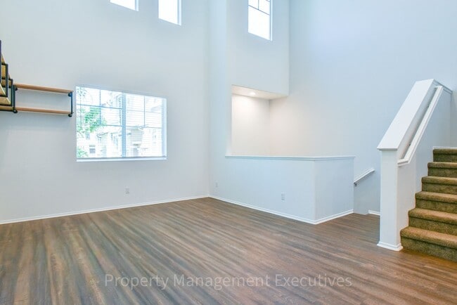 Building Photo - Beautiful 4 Bed, 3.5 Bath Townhouse