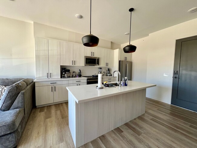 Building Photo - Modern Condo on West Side of Manhattan!