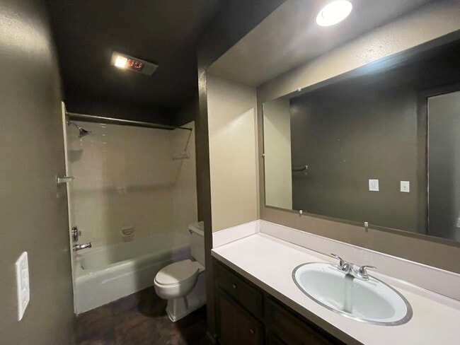 Building Photo - Move in ready! 3 bedrooms and 2 baths