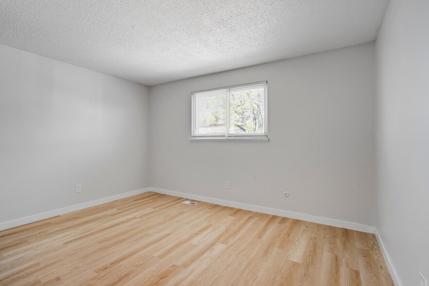 Building Photo - 2050 Del Mar Dr