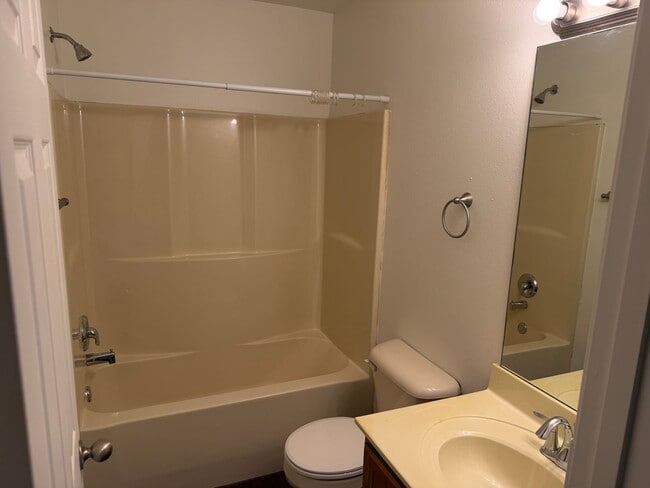 Building Photo - 2 Bed 2 Bath Duplex