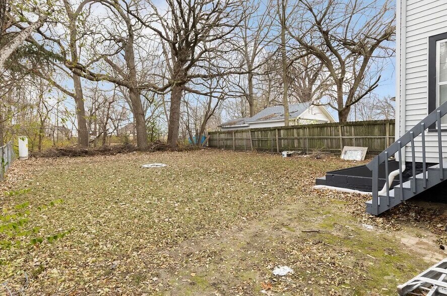 Building Photo - 223 Oakwood Ave