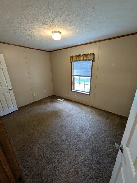 Building Photo - 204 Pine Grove Dr