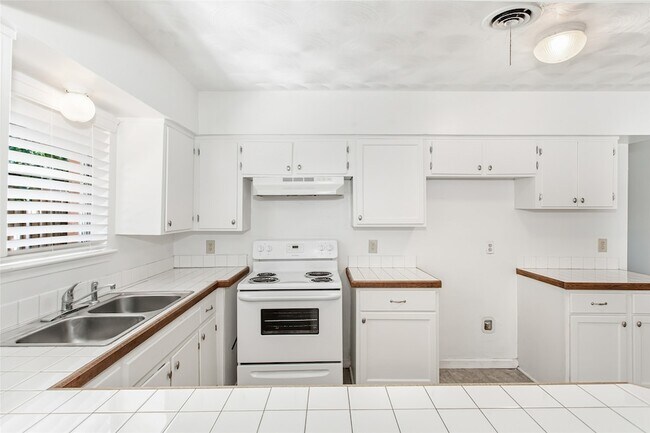 Building Photo - 11050 Wyatt St