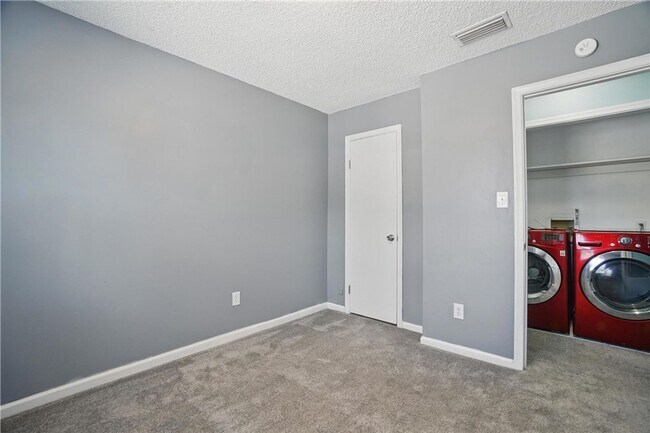 Building Photo - Stylish Townhouse in Prime VA Beach Location!