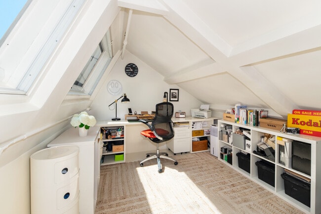 Building Photo - 37 Bridge St