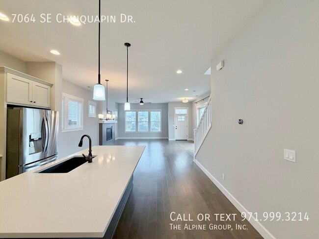 Building Photo - 7064 SE Chinquapin Dr