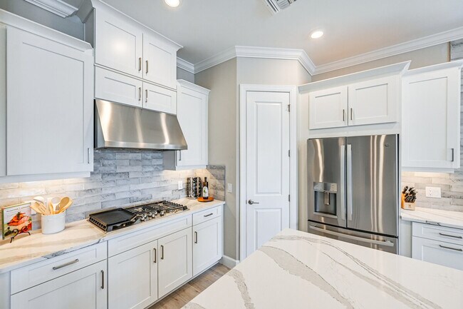 Building Photo - 15140 Pescara St