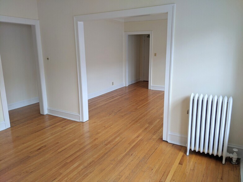 Building Photo - 725 Hinman Ave