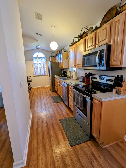 Building Photo - 1125 Ganton Way