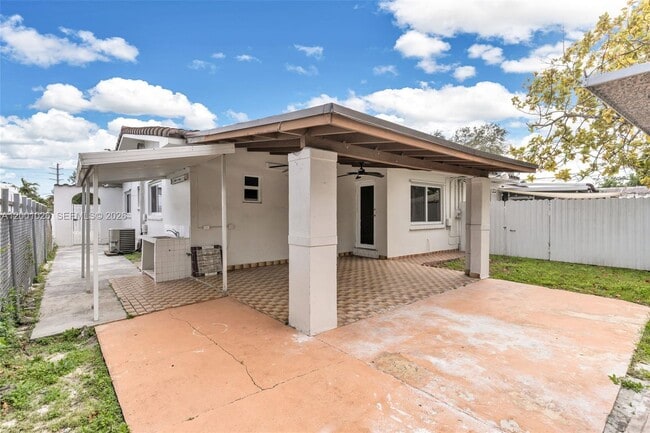 Building Photo - 310 SW 76th Ct