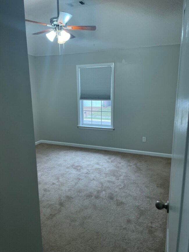 Building Photo - 4BR w/ Fenced Backyard + Garage in Lakeland