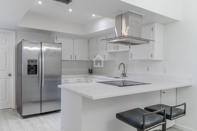 Building Photo - 911 Robinhood Ct