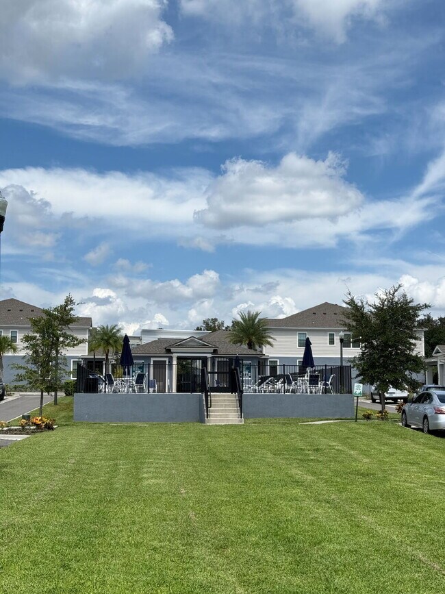 Building Photo - Beautiful FULLY FURNISHED 3 bedroom, 2.5 b...