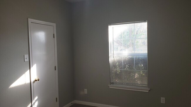 Building Photo - 133.135 Marvin Cove