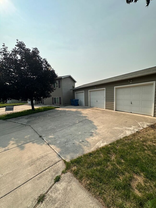 Building Photo - 915 Defoe St