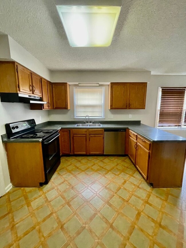 Building Photo - Welcome to this beautiful 5-bedroom, 2-bathroom home located in the vibrant city of Charlotte, NC