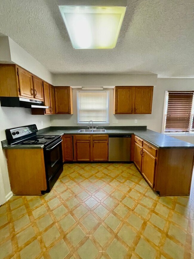 Building Photo - Welcome to this beautiful 5-bedroom, 2.5 bathroom home located in the vibrant city of Charlotte, NC