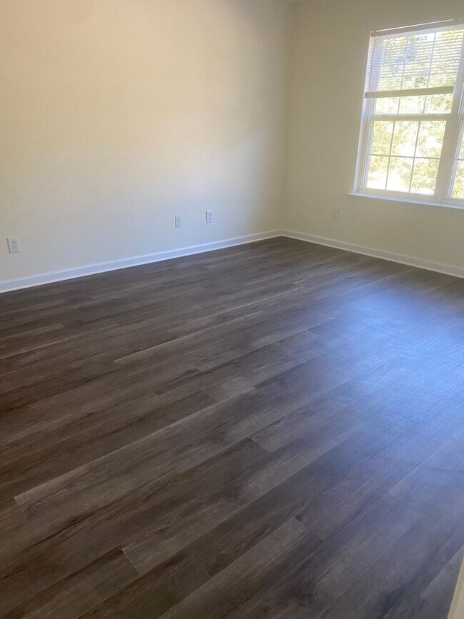 Building Photo - Lovely 3 Bed, 2.5 Bath Home in the golf community of Inverness, just off of River Oaks Drive - co...