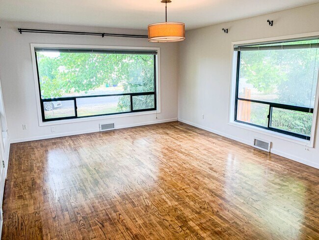 Building Photo - Spacious 4 bedroom house on a quiet North Ballard/Crown Hill  location
