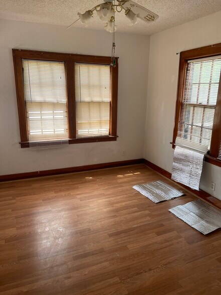 Building Photo - 303 N Julian St
