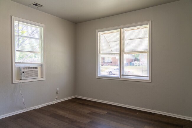 Building Photo - NEWLY RENOVATED 2 BEDROOM HOME!