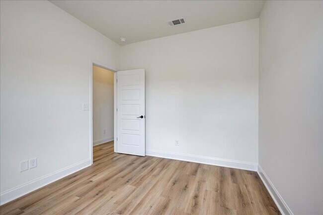 Building Photo - 814 Sweet Grass Cir