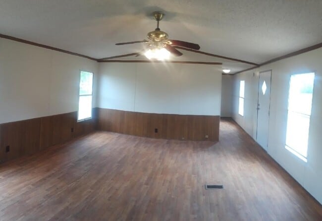 Building Photo - Large open floor plan 3BDR 2BA