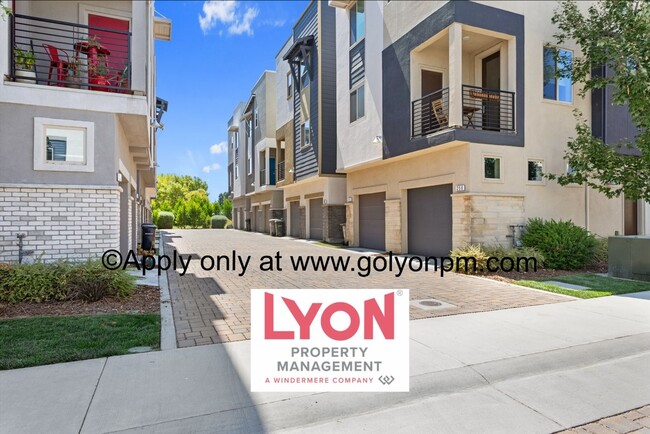 Building Photo - Stunning, Modern 2 bed/2.5 bath Condo in U...