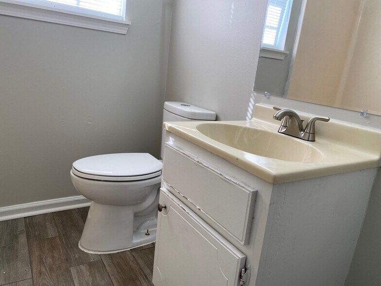 Building Photo - 79 Iris Dr