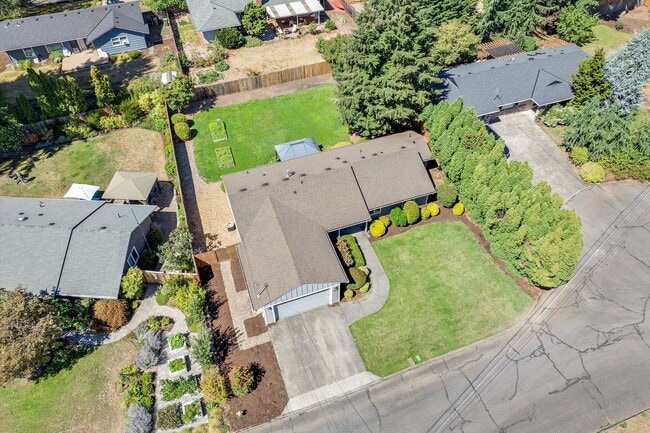 Building Photo - Live in One of Lake Oswego's Most Convenie...
