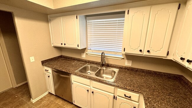 Building Photo - 812 SE 15th St