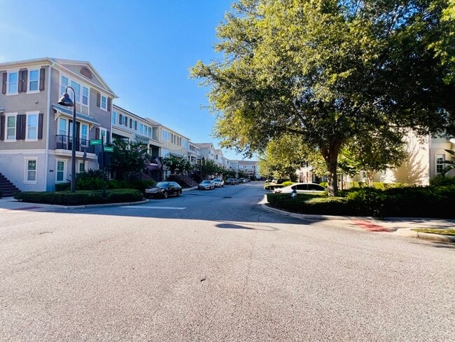Building Photo - Gorgeous 3 bedroom, 2½ bath, 2 STORY townhome