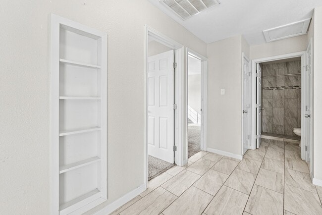Building Photo - 915 Stonegate Dr