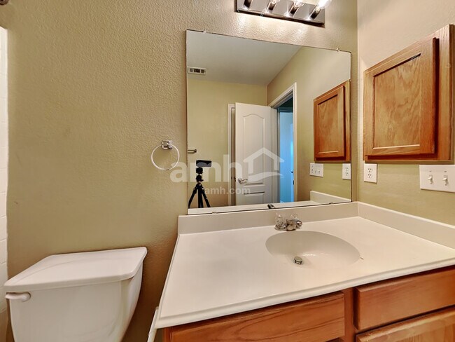 Building Photo - 729 Redwing Dr