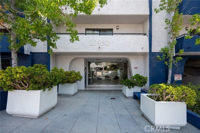 Building Photo - 10982 Roebling Ave