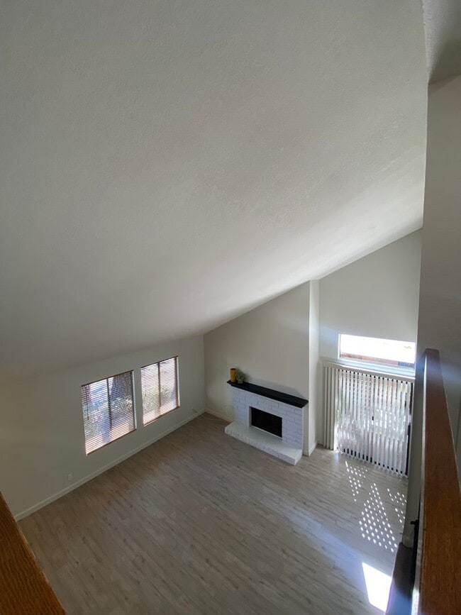 Building Photo - Alta Loma Woods Two Bed with Small Yard an...