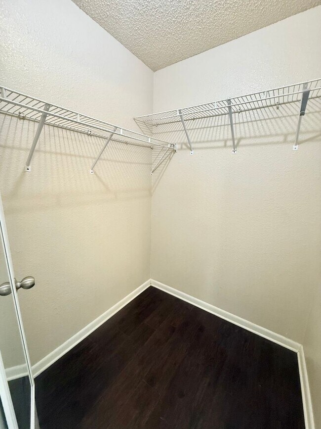 Building Photo - 2-bed/2-bath off Eagles Nest