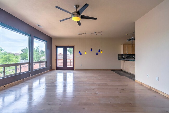 Building Photo - Gorgeous, Custom 4 bed, 3 bath Pet-Friendl...
