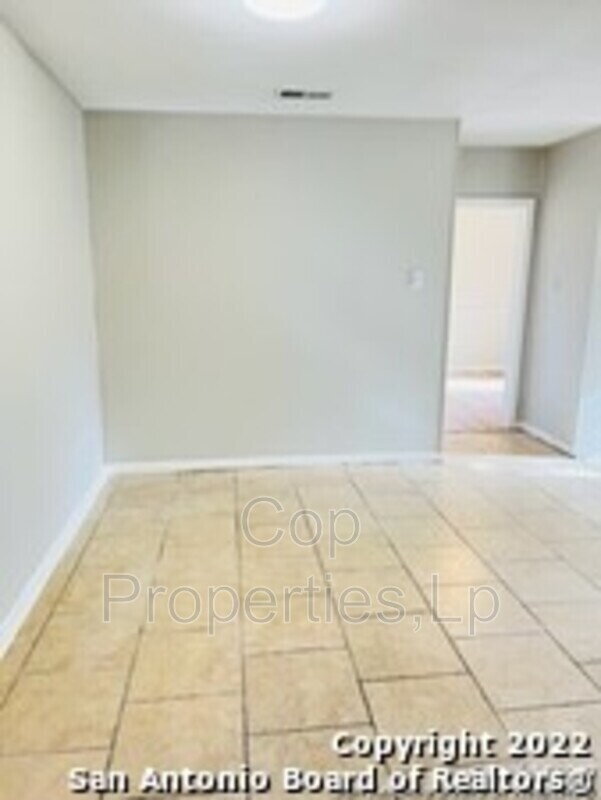 Building Photo - "Charming 3-Bedroom Duplex in San Antonio's Heart – Perfect Blend of Comfort and Convenience!"